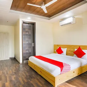 Hotel Oyo 71521 Crown, Delhi (National Capital Territory of India)